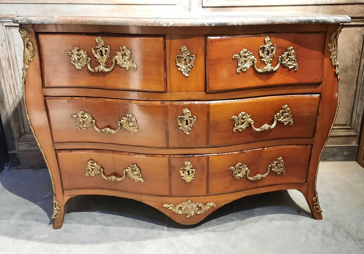18th Century Chest Of Drawers With Its Bronze "hares And Monkeys"