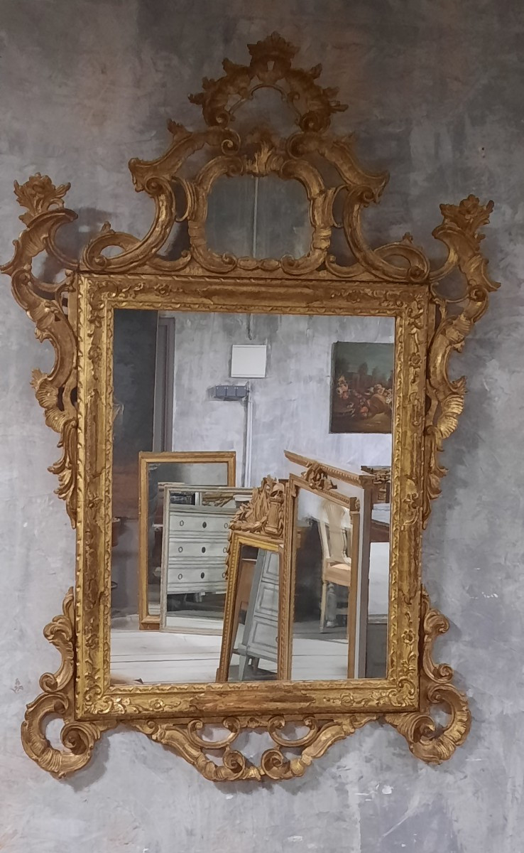 Grand miroir italien en bois sculpté de style rocaille