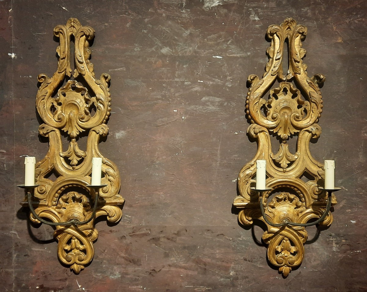 Paire d'appliques en bois sculpté de style Louis xv 