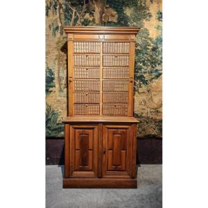 Meuble minutier avec les cartons décorés de livres 