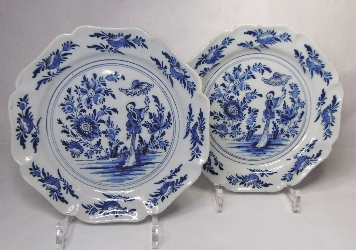 Delft Paire d'Assiettes Au Chinois d'Epoque XVIIIéme