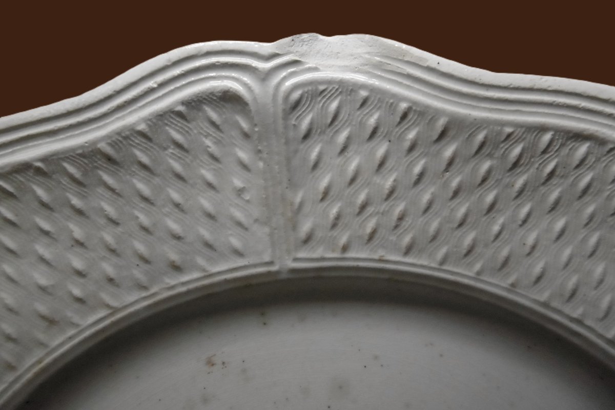 Faience Fine De Pont Aux Choux Assiette A Decor Dit "aux Grains De Riz"xviiiéme Siecle-photo-3