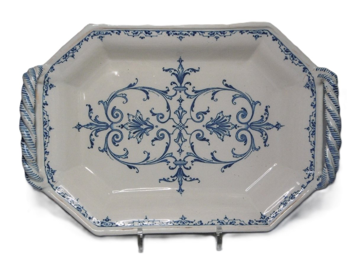 FAIENCE DE MOUSTIERS BANETTE A DECOR DE FERRONERIE D'EPOQUE XVIIIéme SIECLE