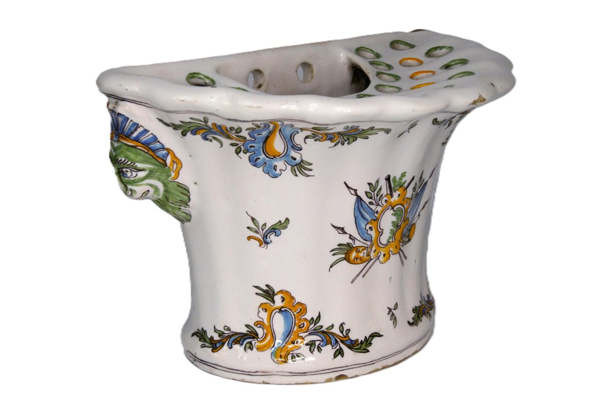 FAIENCE DE MOUSTIERS BOUQUETIERE AUX DRAPEAUX D'EPOQUE XVIIIéme SIECLE-photo-2