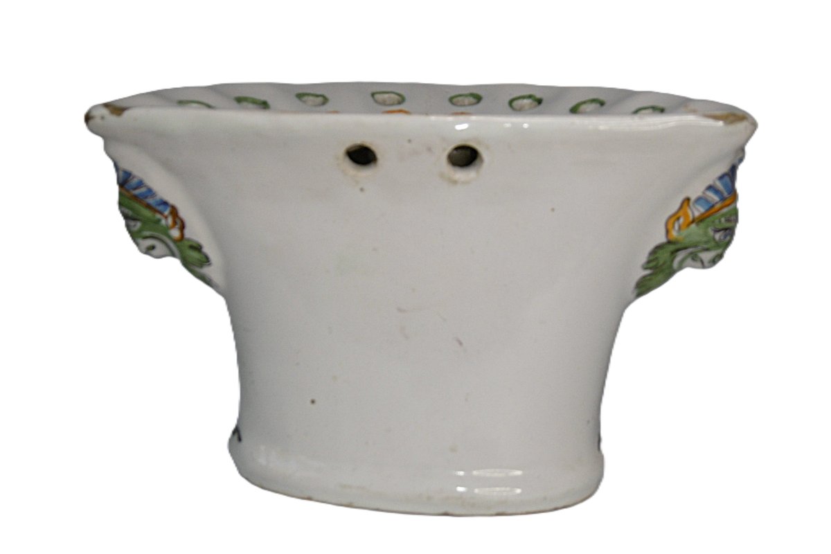 FAIENCE DE MOUSTIERS BOUQUETIERE AUX DRAPEAUX D'EPOQUE XVIIIéme SIECLE-photo-3