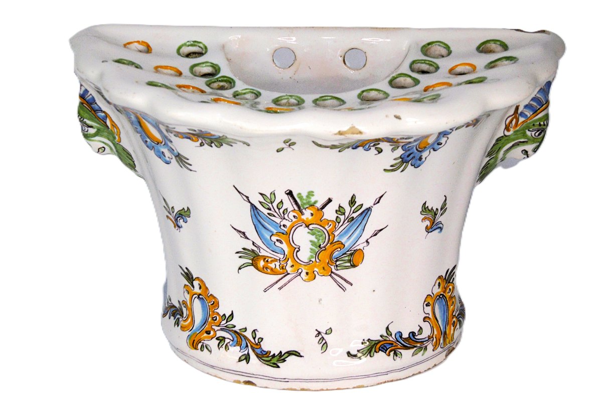 FAIENCE DE MOUSTIERS BOUQUETIERE AUX DRAPEAUX D'EPOQUE XVIIIéme SIECLE