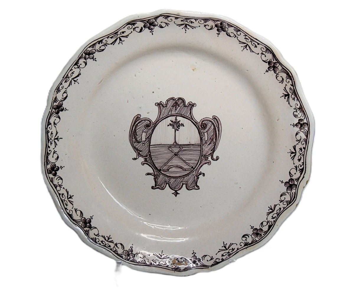 ASSIETTE ARMORIEE EN FAIENCE DU MIDI XVIIIéme SIECLE