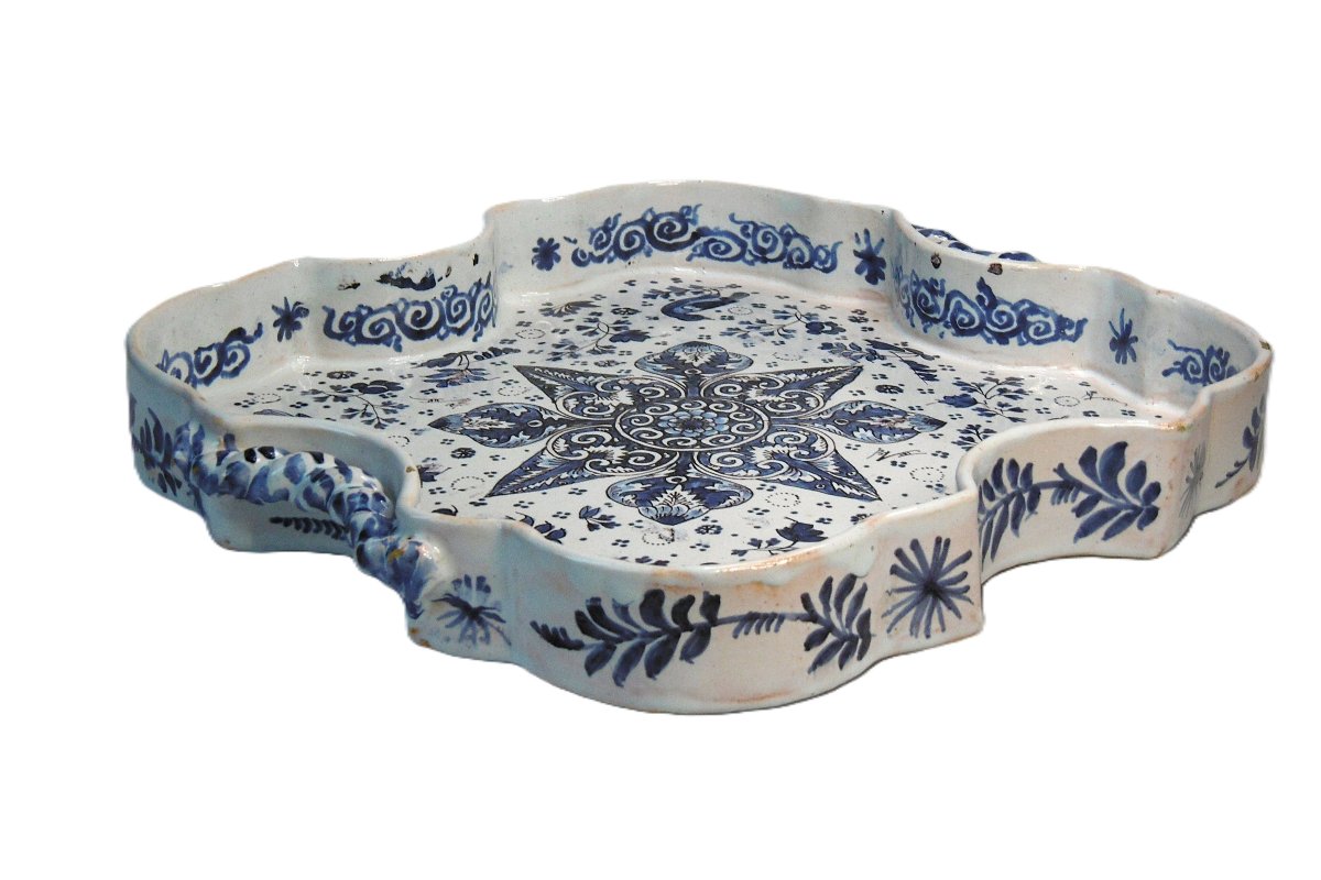FAIENCE DE SAINT CLOUD OU PARIS  SURTOUT DE TABLE TRIPODE D'EPOQUE XVIIIéme SIECLE
