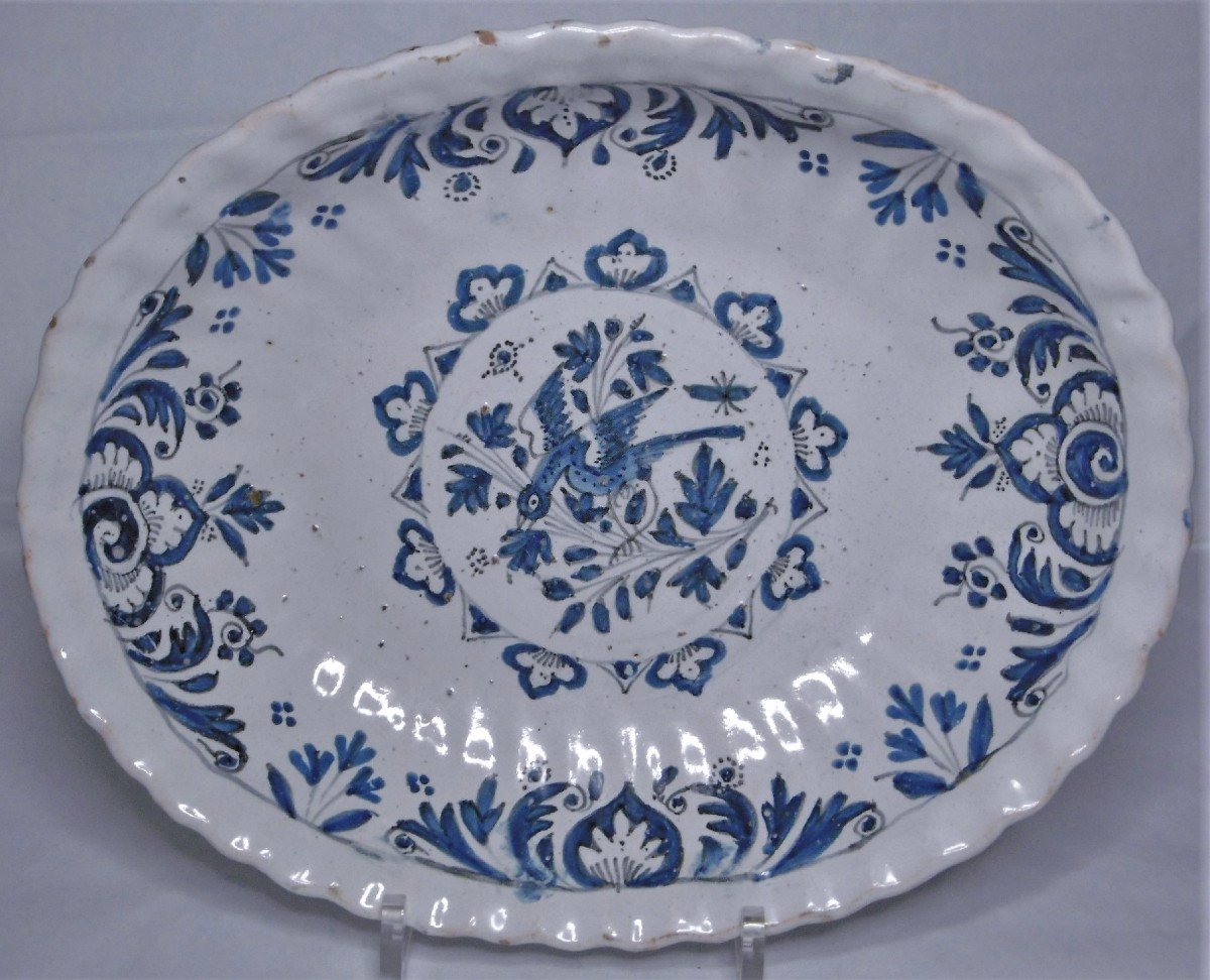 Faience De Nevers Plat Godronné d'Epoque XVIIIéme Siecle