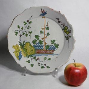 Earthenware From La Rochelle / Nevers Plate With Yellow Pear From The Eighteenth Century