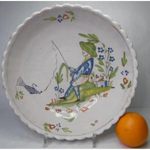 Faience De La Trouche(vosges)saladier A Decor d'Un Pecheur d'Epoque Fin  XVIIIé  Debut XIXéme S