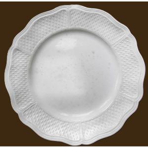 Faience Fine De Pont Aux Choux Assiette A Decor Dit "aux Grains De Riz"xviiiéme Siecle