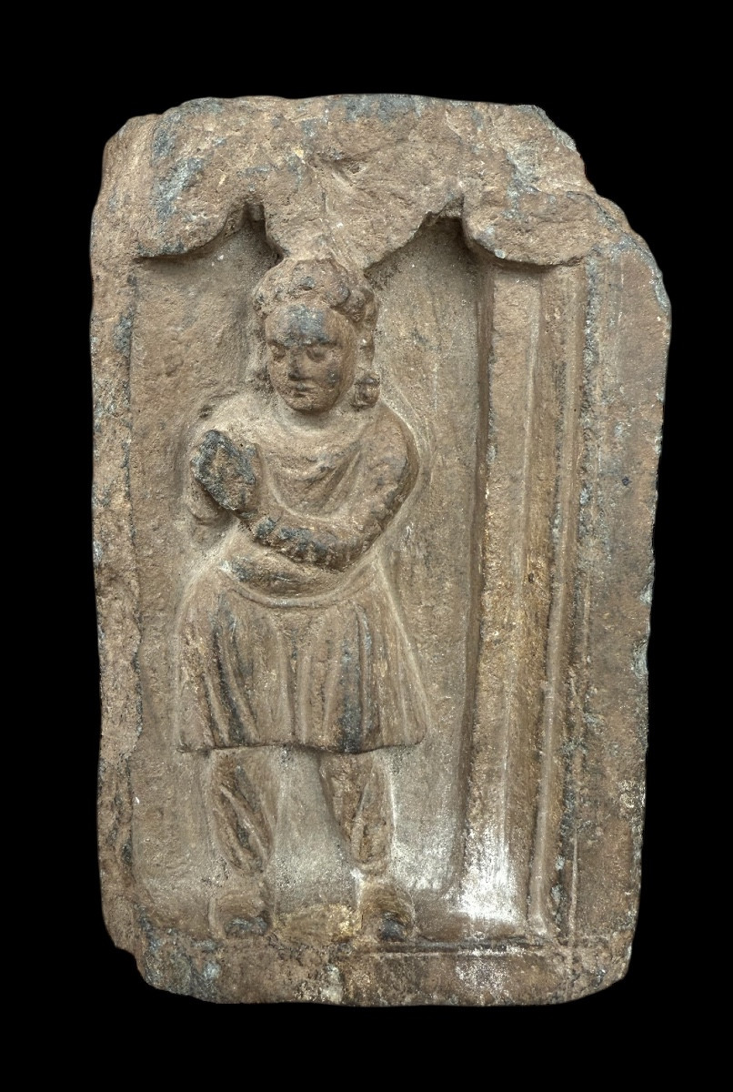 Fragment en pierre, orné d’un personnage en relief style Roman tardif/début gothique-12e siècle
