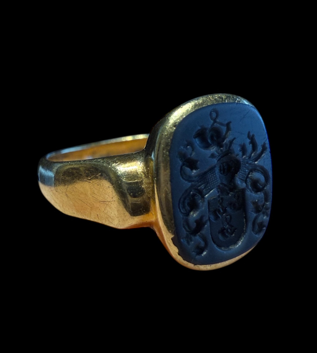 Signet Ring With Coat Of Arms In 14ct Gold - European - Early 20th Century