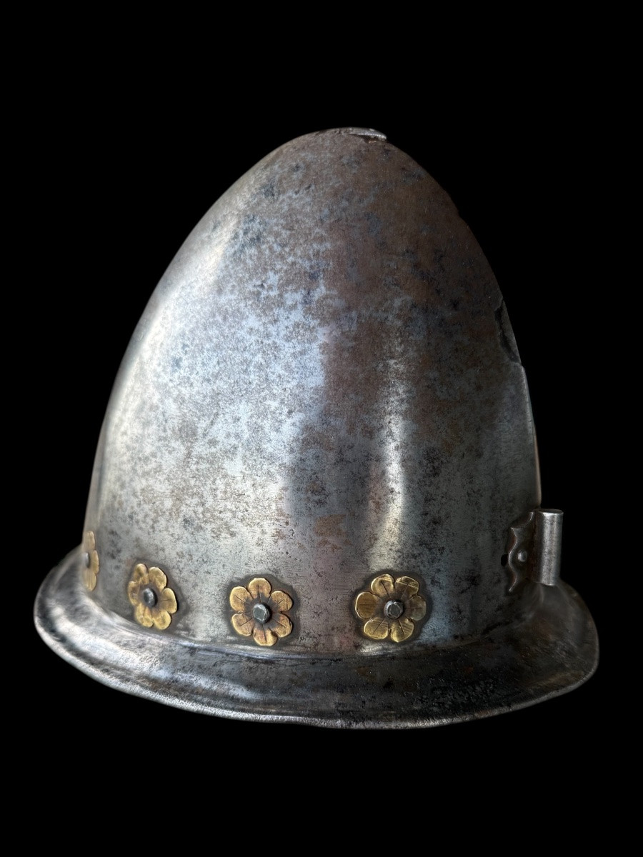 Casque Cabasette en fer forgé avec rosettes en laiton - Italie/France - 16e siècle-photo-1