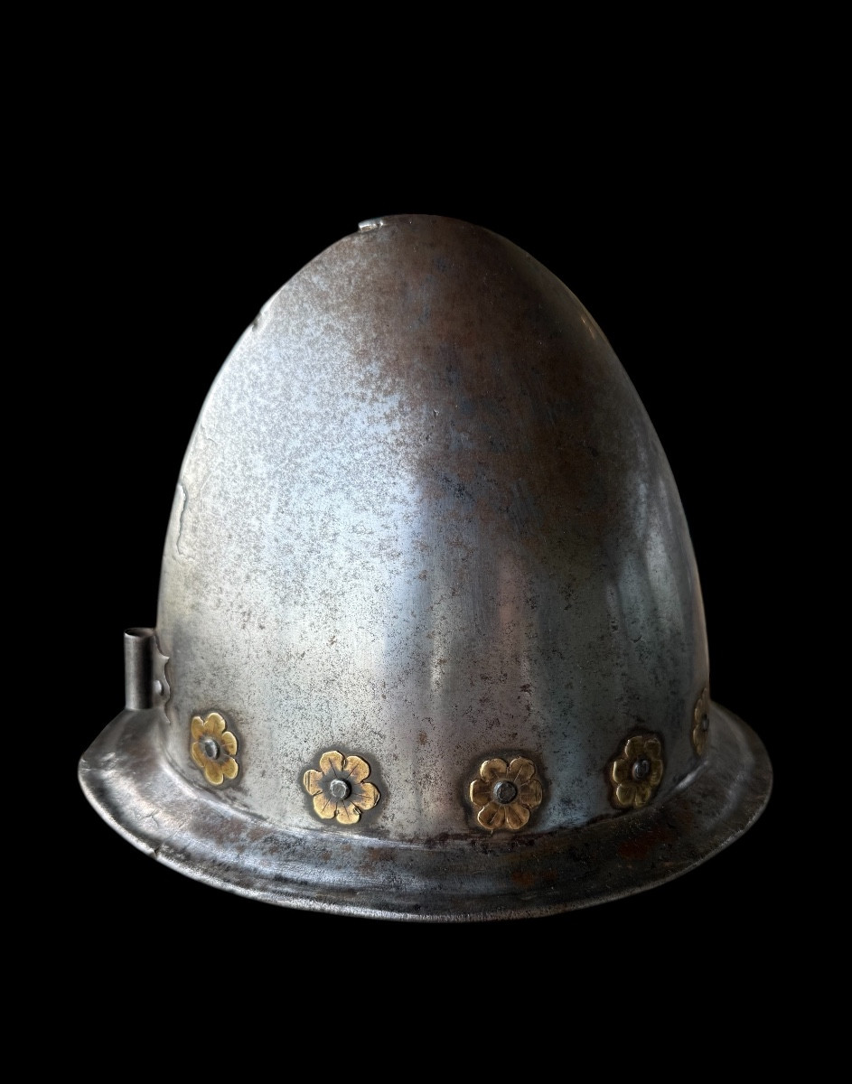 Casque Cabasette en fer forgé avec rosettes en laiton - Italie/France - 16e siècle