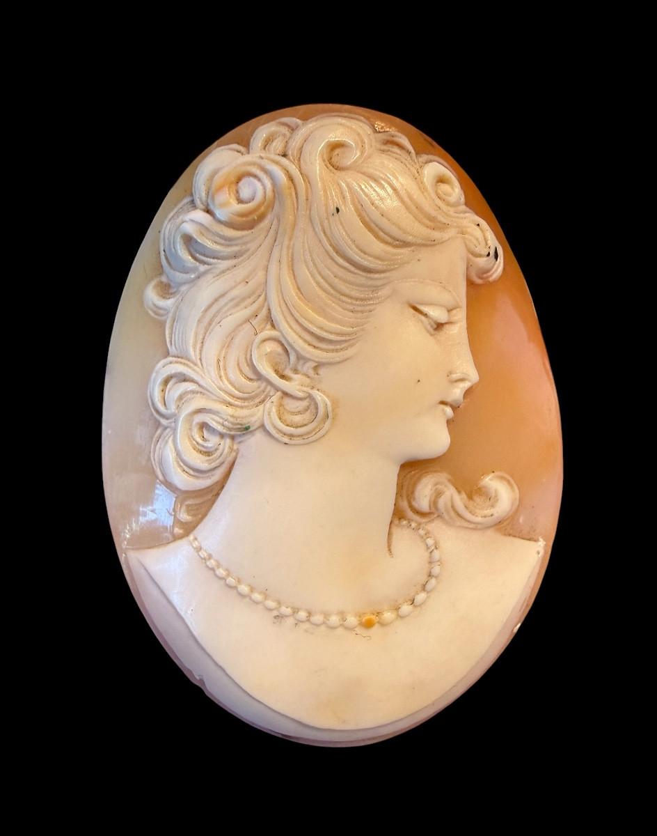 Camée sculptée en coquillage dans le thème d’une femme aux cheveux lâchés - 19e siècle