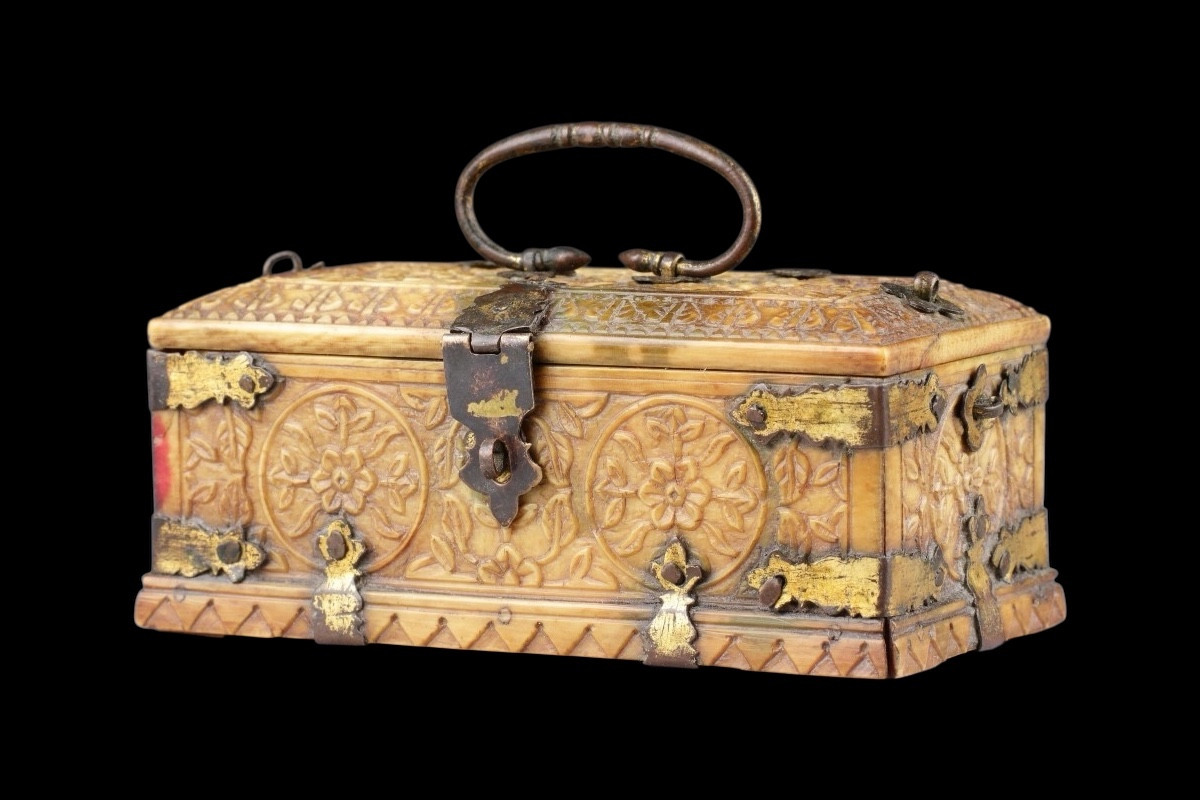 Small North Indian Carved Ivory Box, Mughal Period - 17th Century