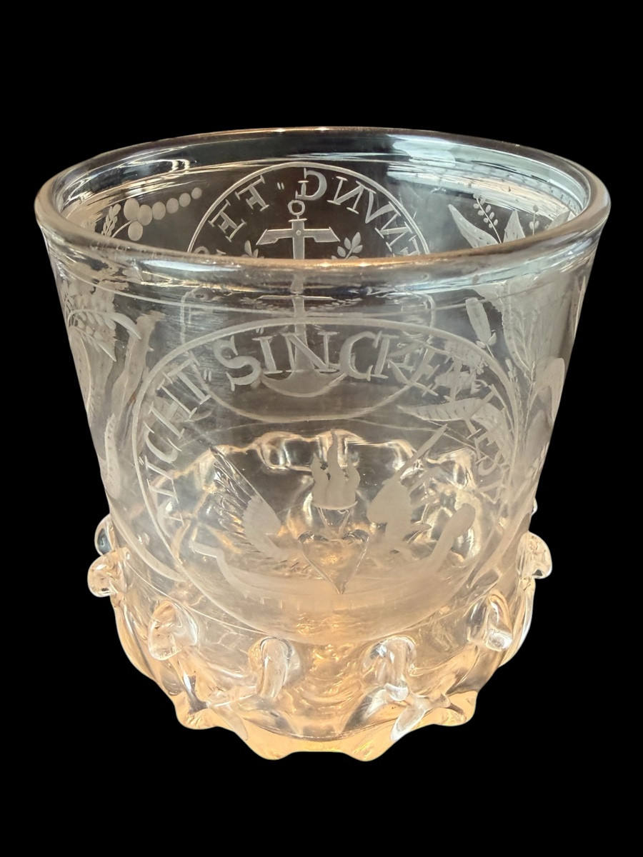 Verre blanc lobé , soufflé et gravé - Allemagne ou Pays-Bas - 17e siècle