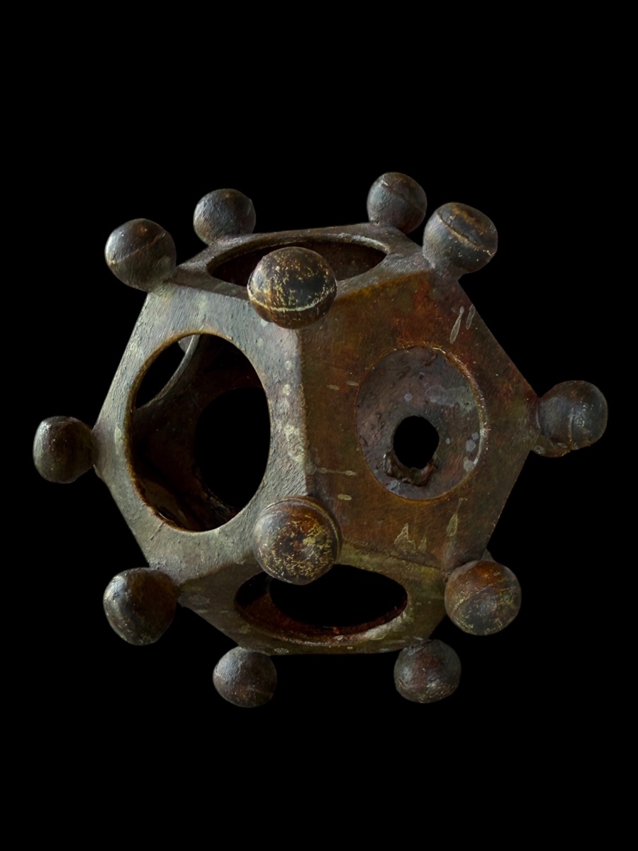 Dodecahedron in copper, romanese style - Gallo-romain - 19e siècle