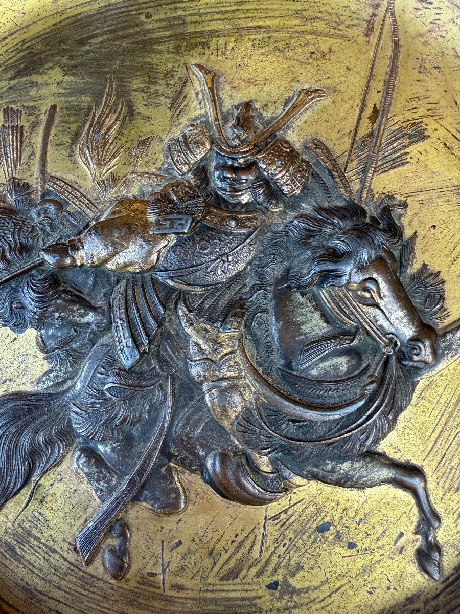 Grand plat japonais en métal doré, époque Meiji (1868–1912), fin du XIXe siècle-photo-4