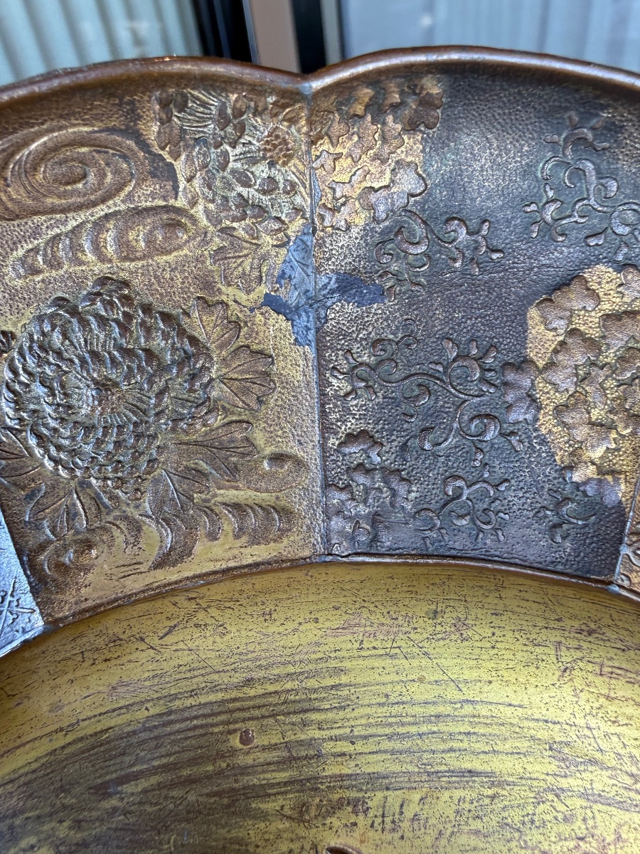 Grand plat japonais en métal doré, époque Meiji (1868–1912), fin du XIXe siècle-photo-1