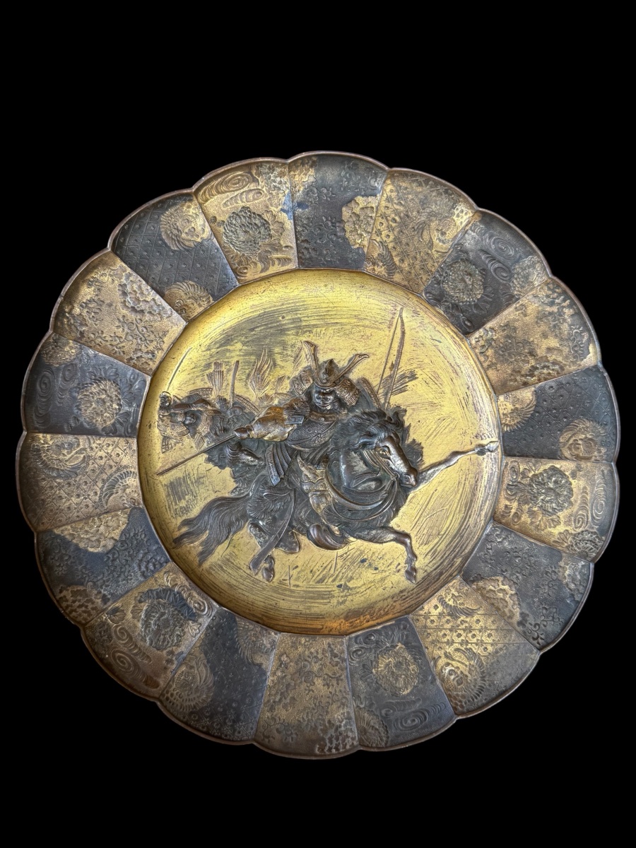 Grand plat japonais en métal doré, époque Meiji (1868–1912), fin du XIXe siècle
