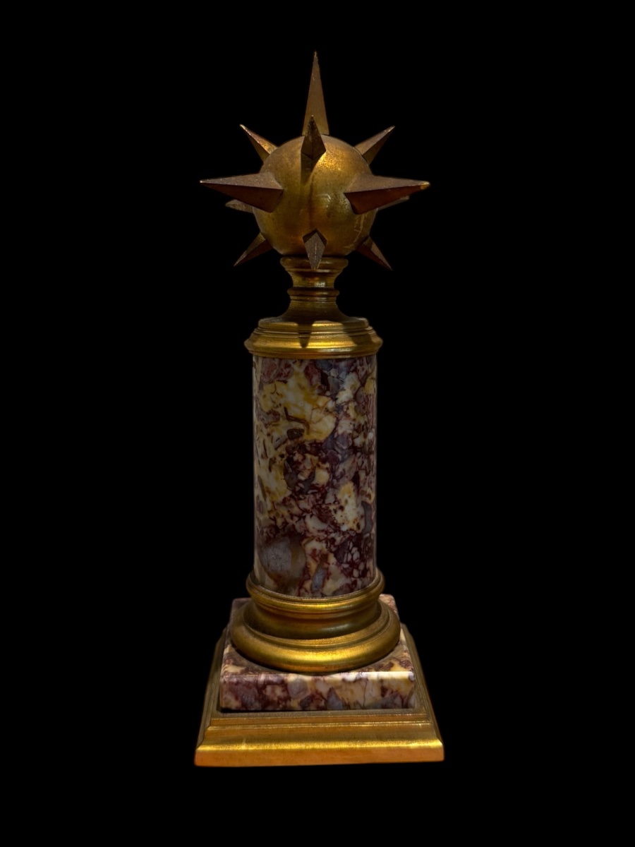 Colonne en marbre brèche et bronze doré, surmontée d’une sphère étoilée – France/italie - XIXe 