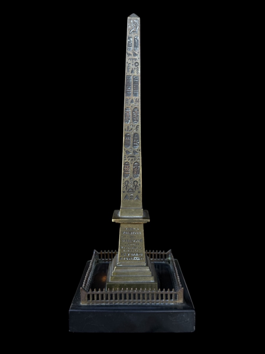 Obélisque Grand Tour en bronze et marbre noir – XIXe siècle  