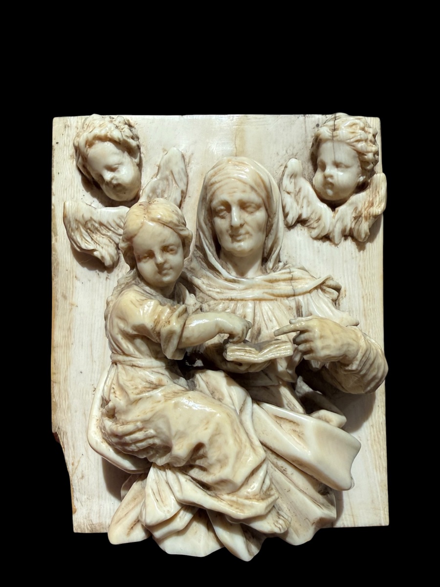 Plaque en ivoire sculpté en haut-relief – Sainte Anne éducatrice – Allemagne du Sud, 18e siècle