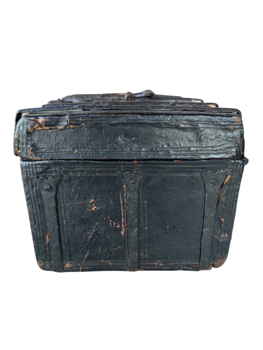 Chest Made Of Wrought Iron, Leather, And Wood - Spain - 16th Century-photo-1