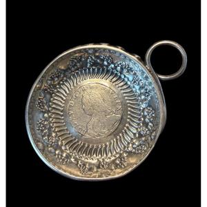 Tasse à vin en argent massif avec une pièce en argent (1726) dans le fond - France - 18e siècle