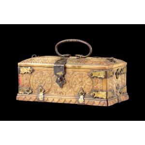 Small North Indian Carved Ivory Box, Mughal Period - 17th Century