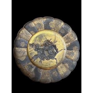 Grand plat japonais en métal doré, époque Meiji (1868–1912), fin du XIXe siècle