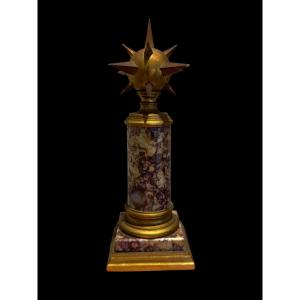 Colonne en marbre brèche et bronze doré, surmontée d’une sphère étoilée – France/italie - XIXe