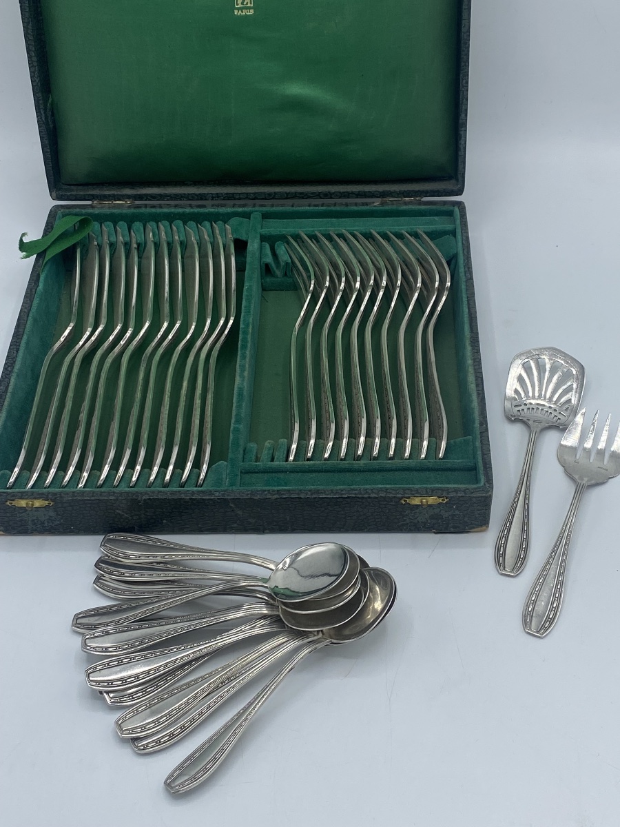 Ménagère en metal argente Ercuis modèle Tolède ,107 pièces -photo-1