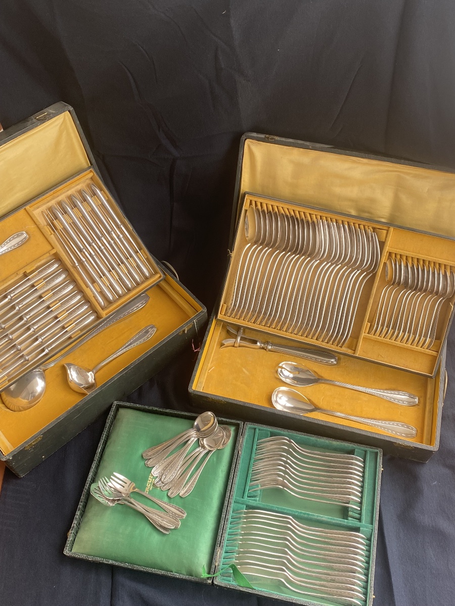 Ménagère en metal argente Ercuis modèle Tolède ,107 pièces 