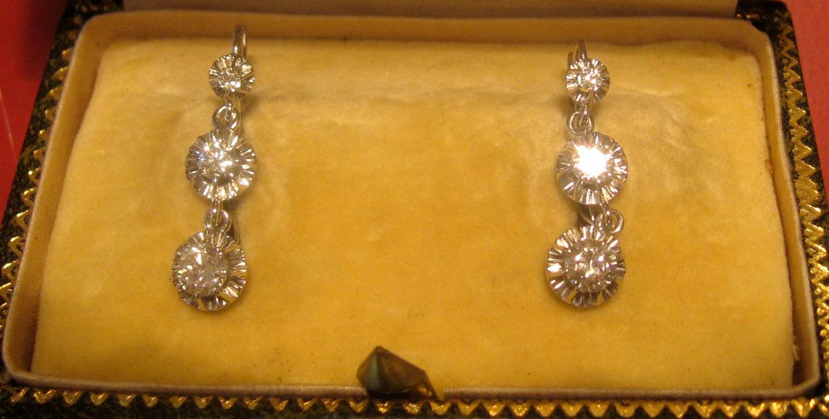 Paire De Boucles d'Oreille Dormeuses En Or Blanc Et Diamants