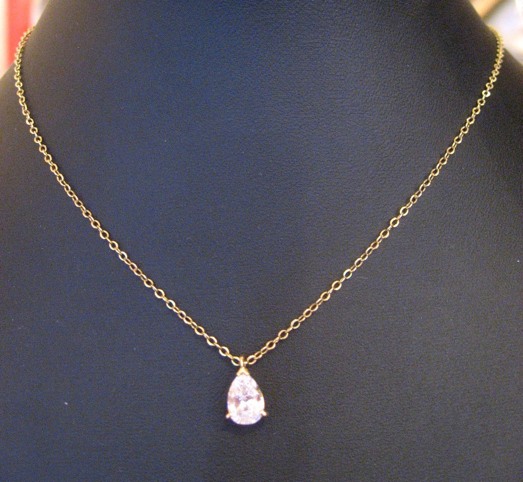 In Pear Diamond Pendant Size Chain Yellow Gold 18 Carats
