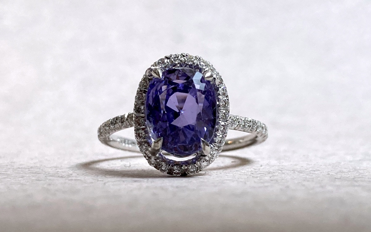 Bague or blanc, saphir violet et diamants 