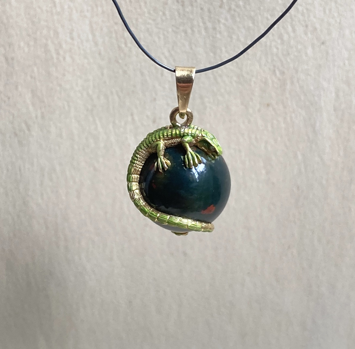 Enamelled Gold Lizard Pendant With Blood Jasper Ball-photo-2