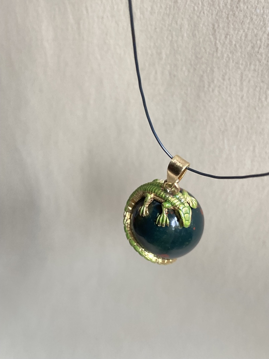 Enamelled Gold Lizard Pendant With Blood Jasper Ball-photo-3