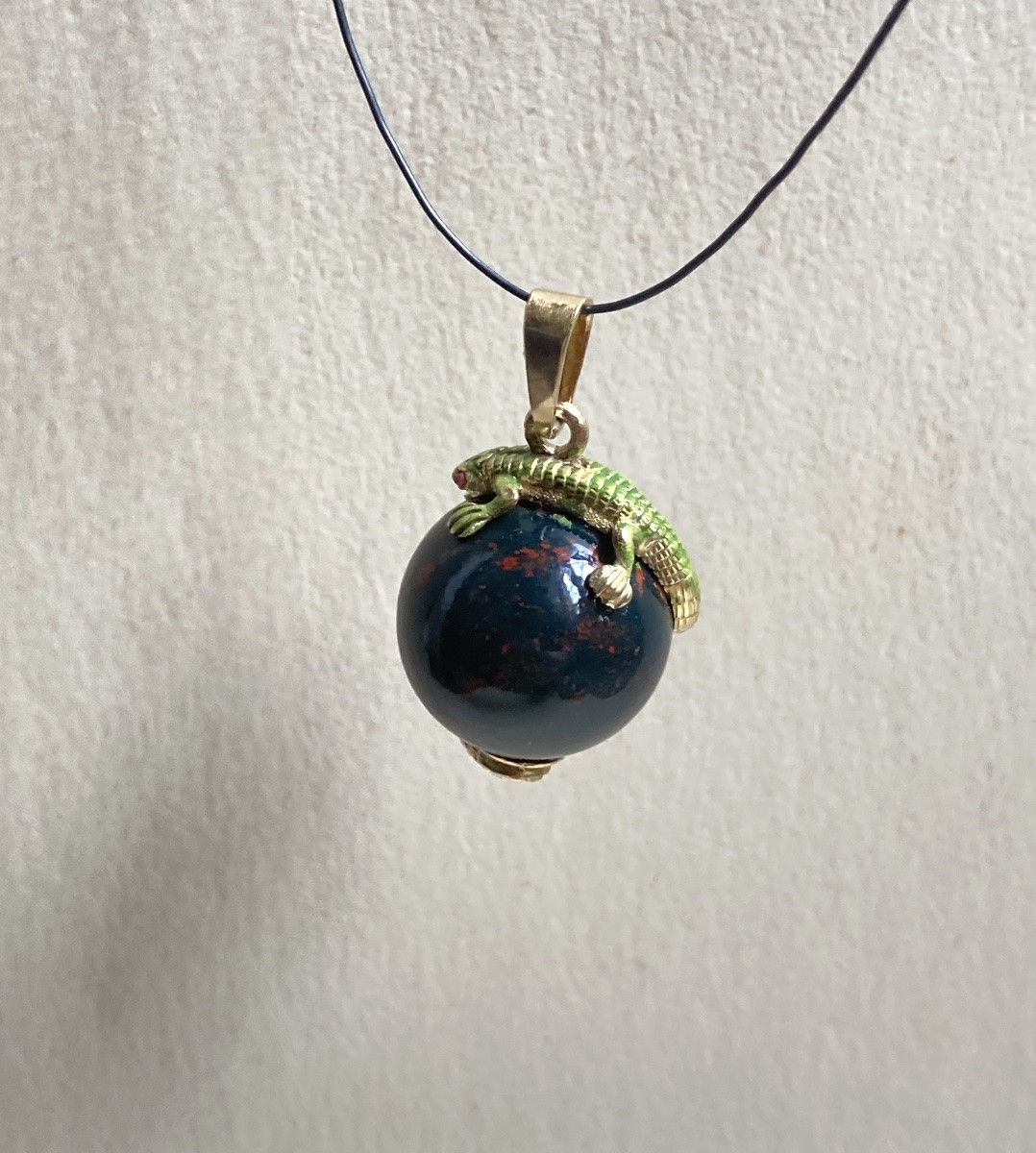 Enamelled Gold Lizard Pendant With Blood Jasper Ball-photo-4
