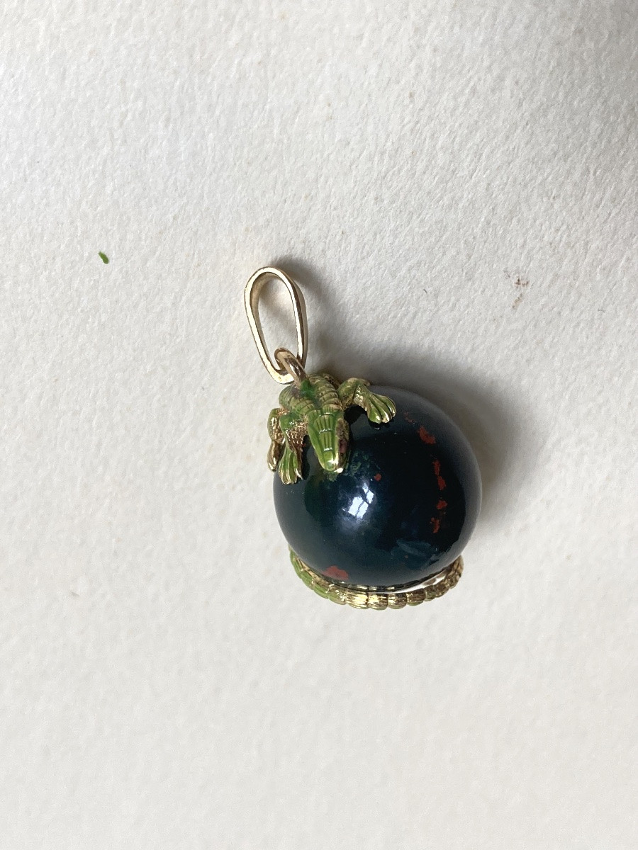 Enamelled Gold Lizard Pendant With Blood Jasper Ball-photo-1