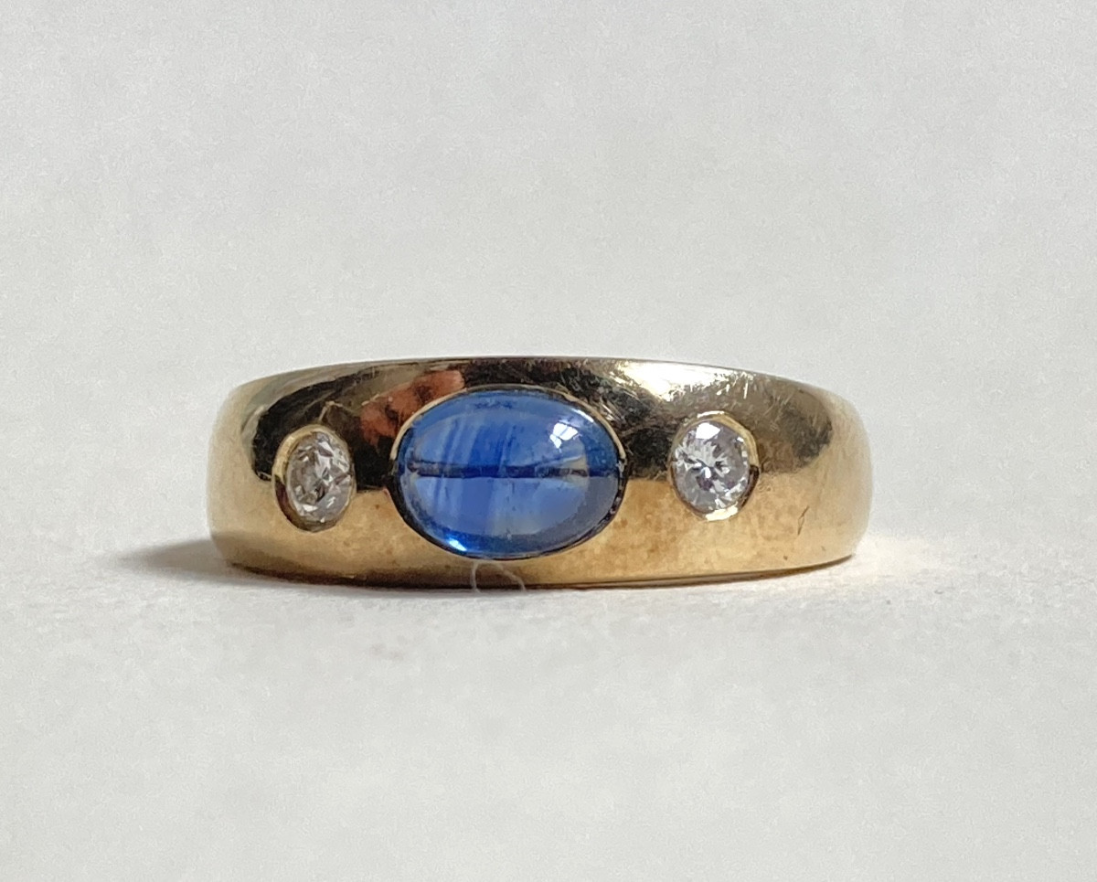 Bague en or saphir cabochon et diamants