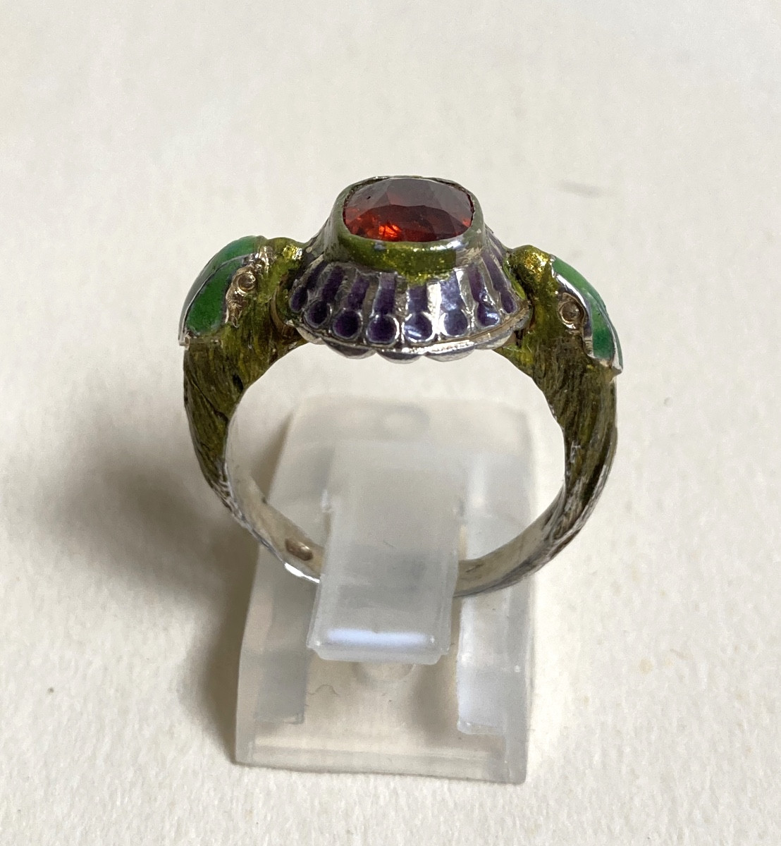 Bague en argent émaillé de style néogothique 