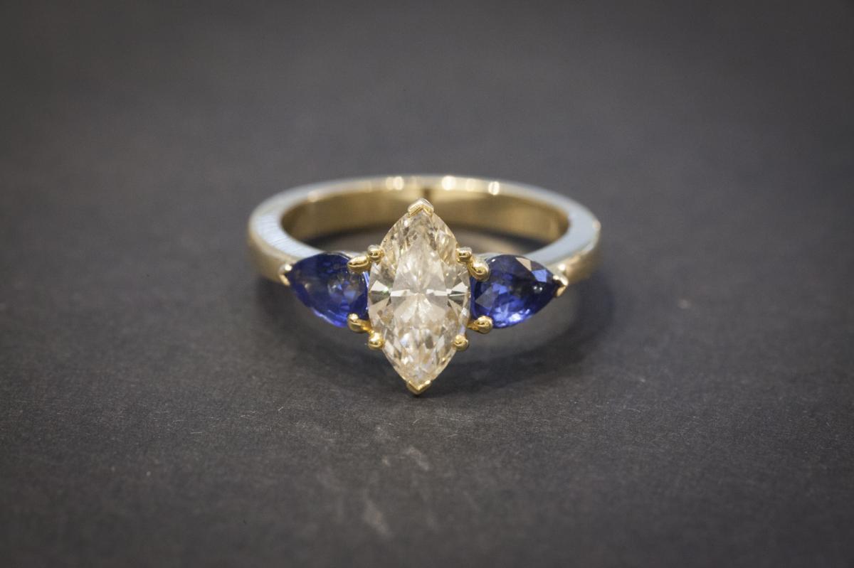 Bague Vintage sertie d'un Diamant Navette et de Deux Saphirs