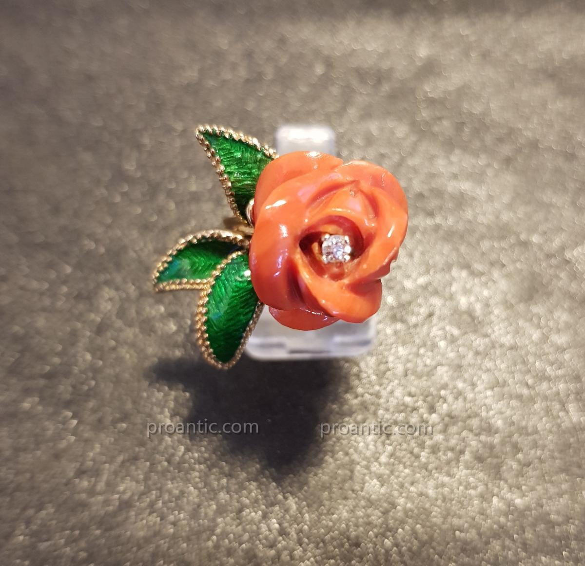 Bague "Rose" Sculptée en Corail, diamant, émail et Or 18 Carats