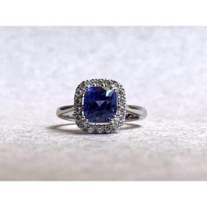 White Gold Ring With Sapphire (2.63 Carats) And Diamonds 