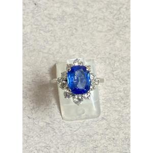 White Gold Ring With A 3.32 Carat Sapphire And Diamonds 